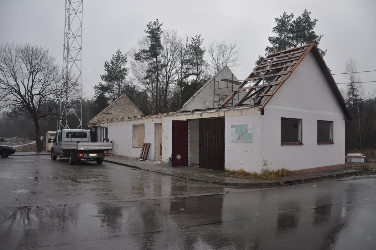 Rozbiórka budynku remizo - świetlicy w Nadrzeczu
